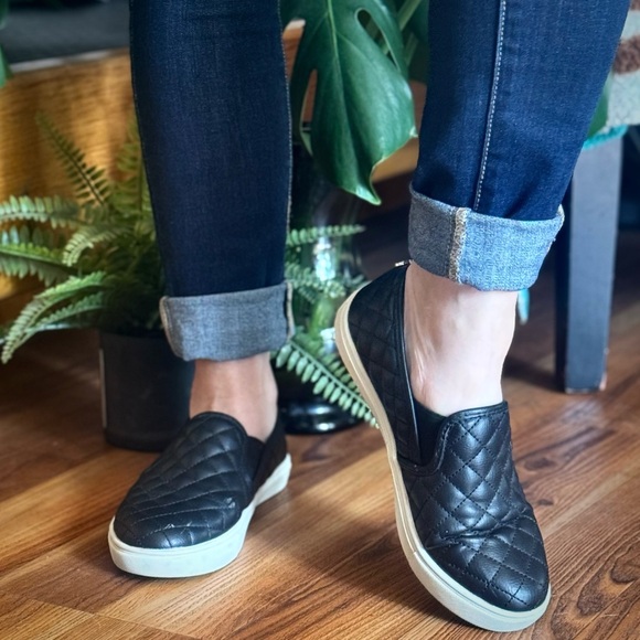 Steve Madden Ecentrcq Patent Leather Quilted Black Slip On Flat Shoes - Picture 2 of 11